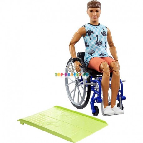 Ken model 196 na invalidním vozíku v modrém kostkovaném tílku