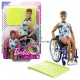 Ken model 196 na invalidním vozíku v modrém kostkovaném tílku
