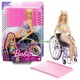 Barbie modelka 194 na invalidním vozíku v kostkovaném overalu